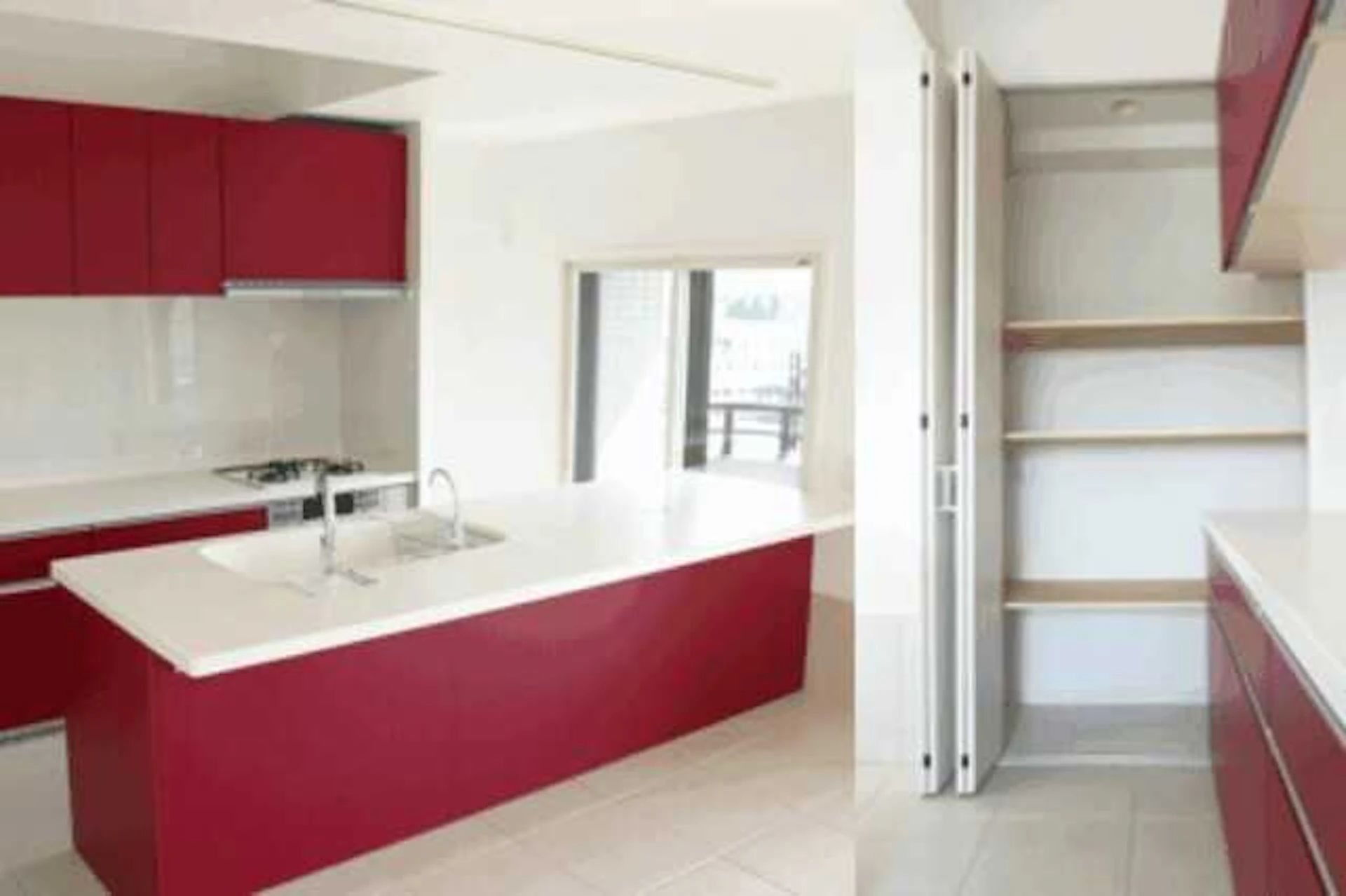 事例1 キッチン側面にパントリーを設置