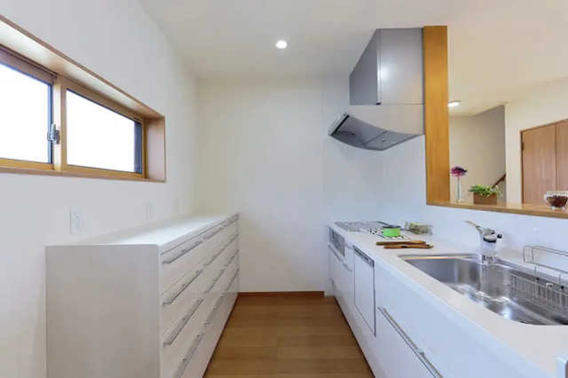 ホワイト調の明るくて使いやすいカウンターキッチン