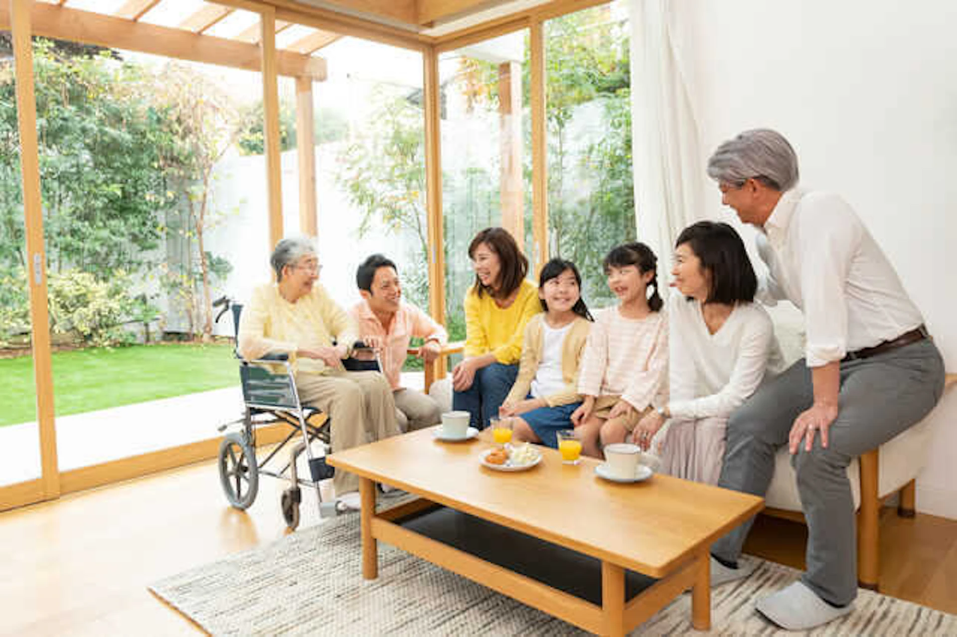 家族が全員集合しているリビング