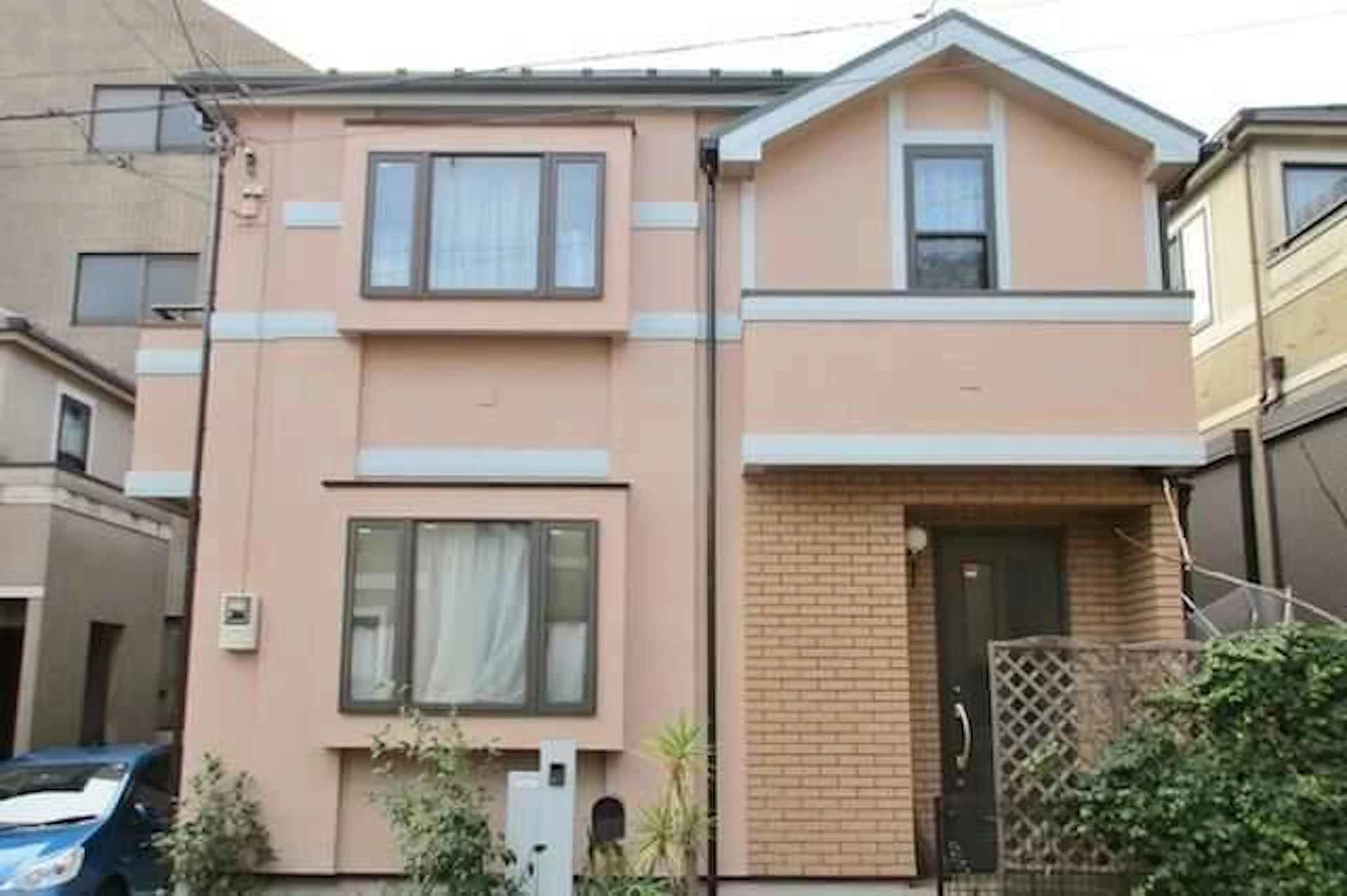 淡いピンク色の明るい家