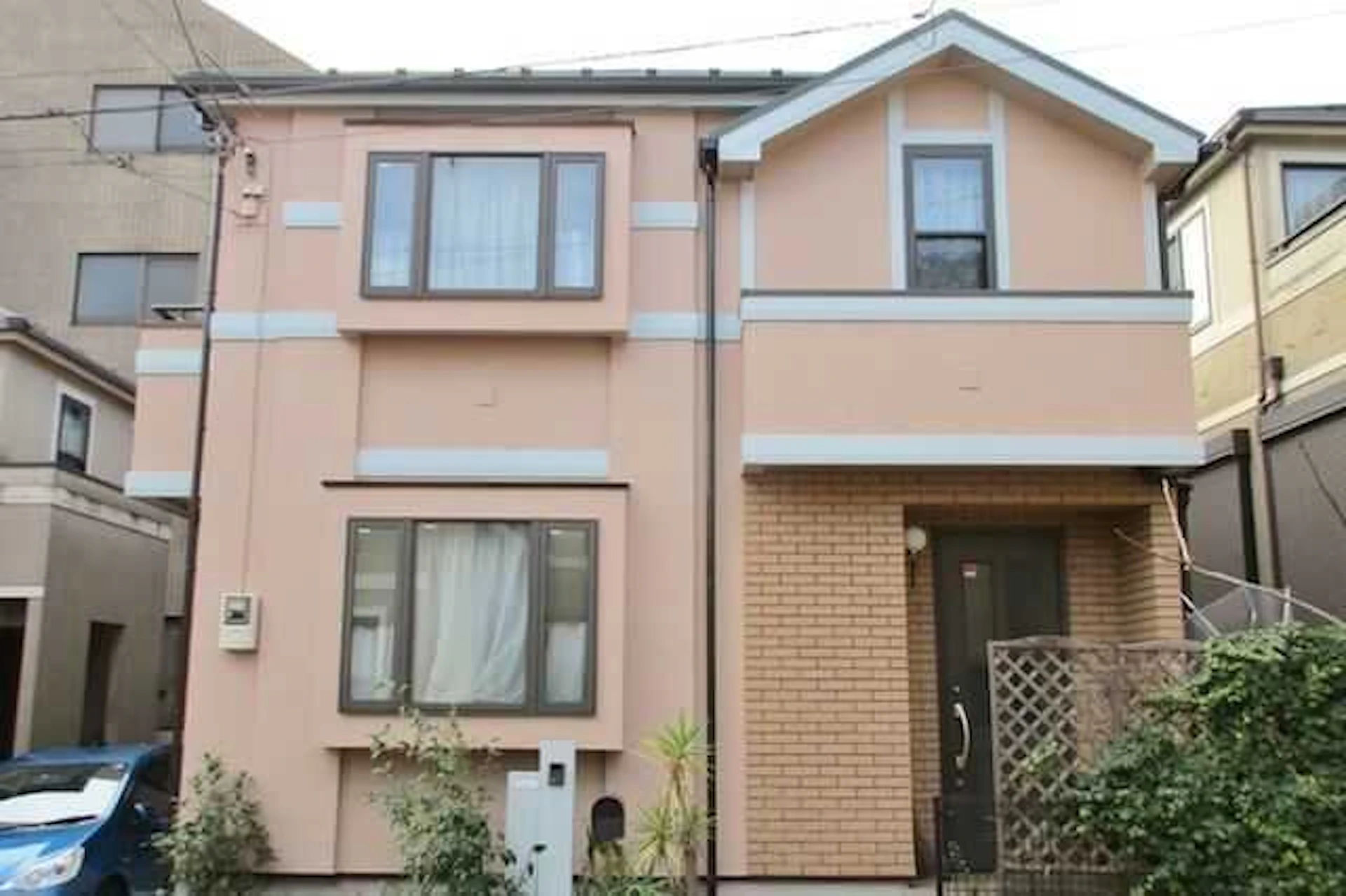 淡いピンク色の明るい家