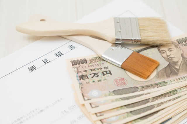 2つのハケとお金が写っている見積書の写真