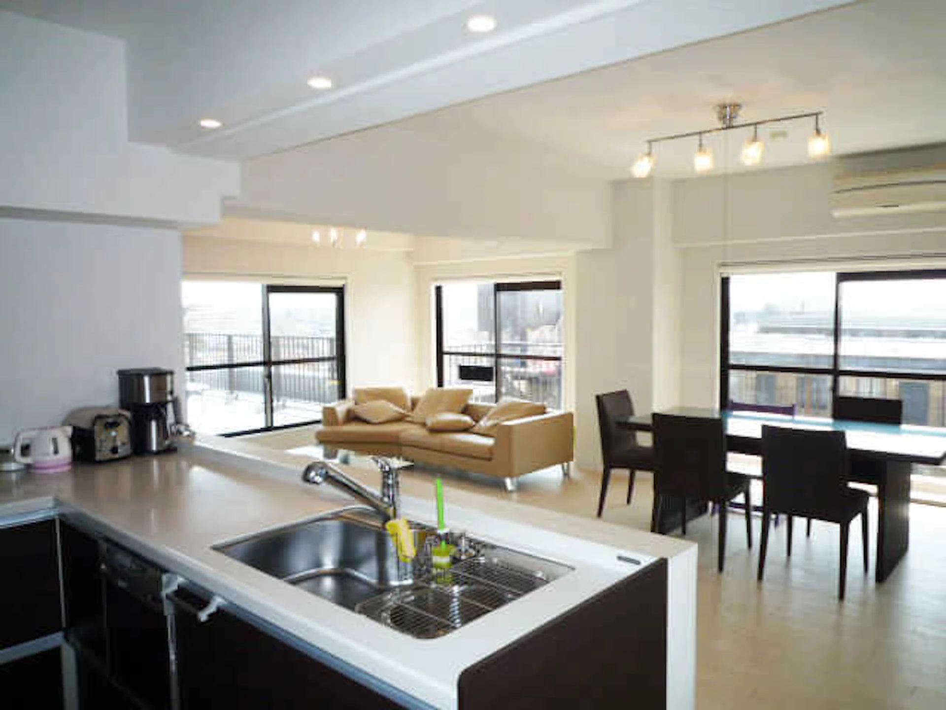 ご主人こだわりの珪藻土を使った美しいリビング