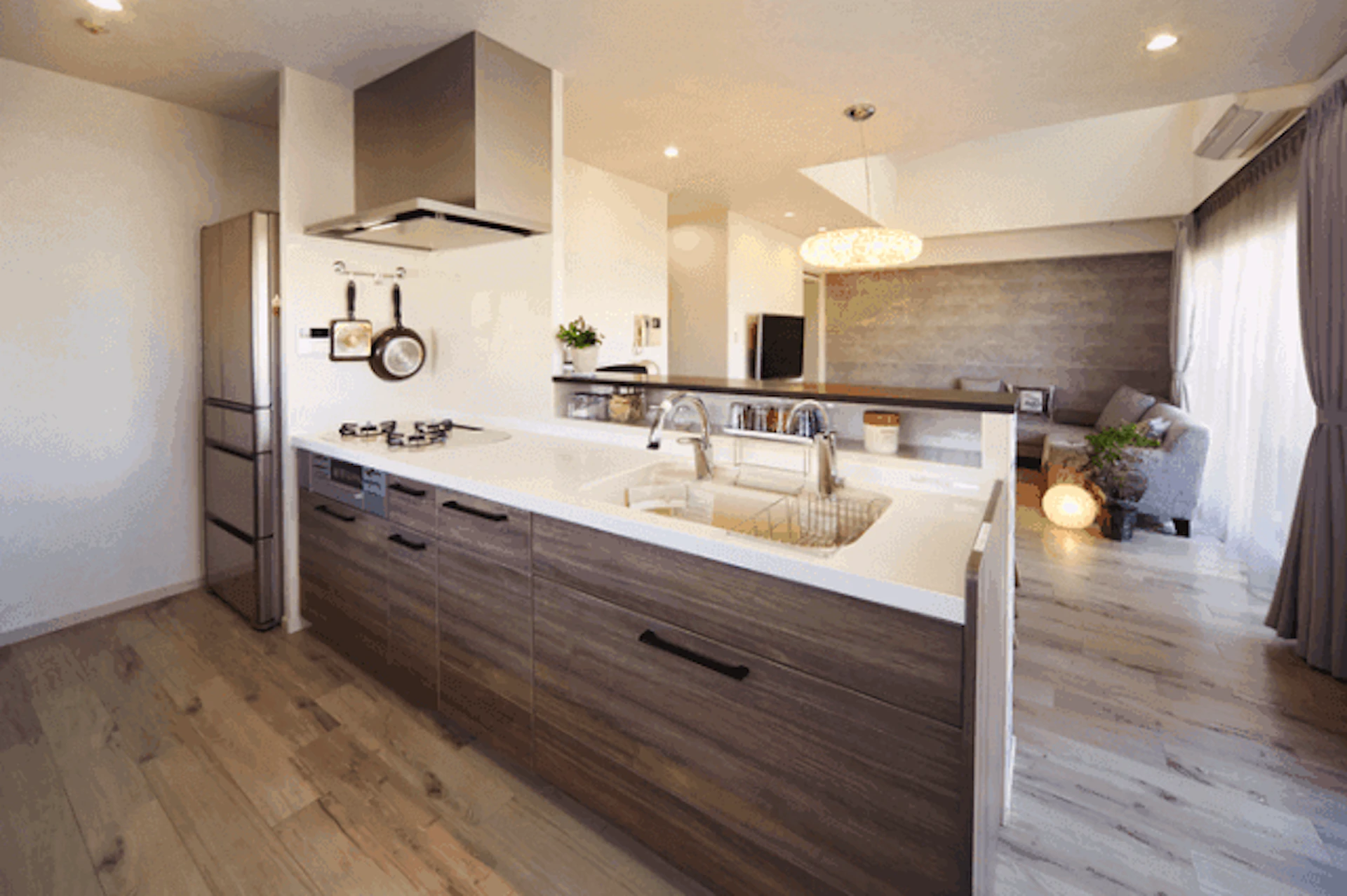 『アレスタ』の、ウォルナット柄の扉材