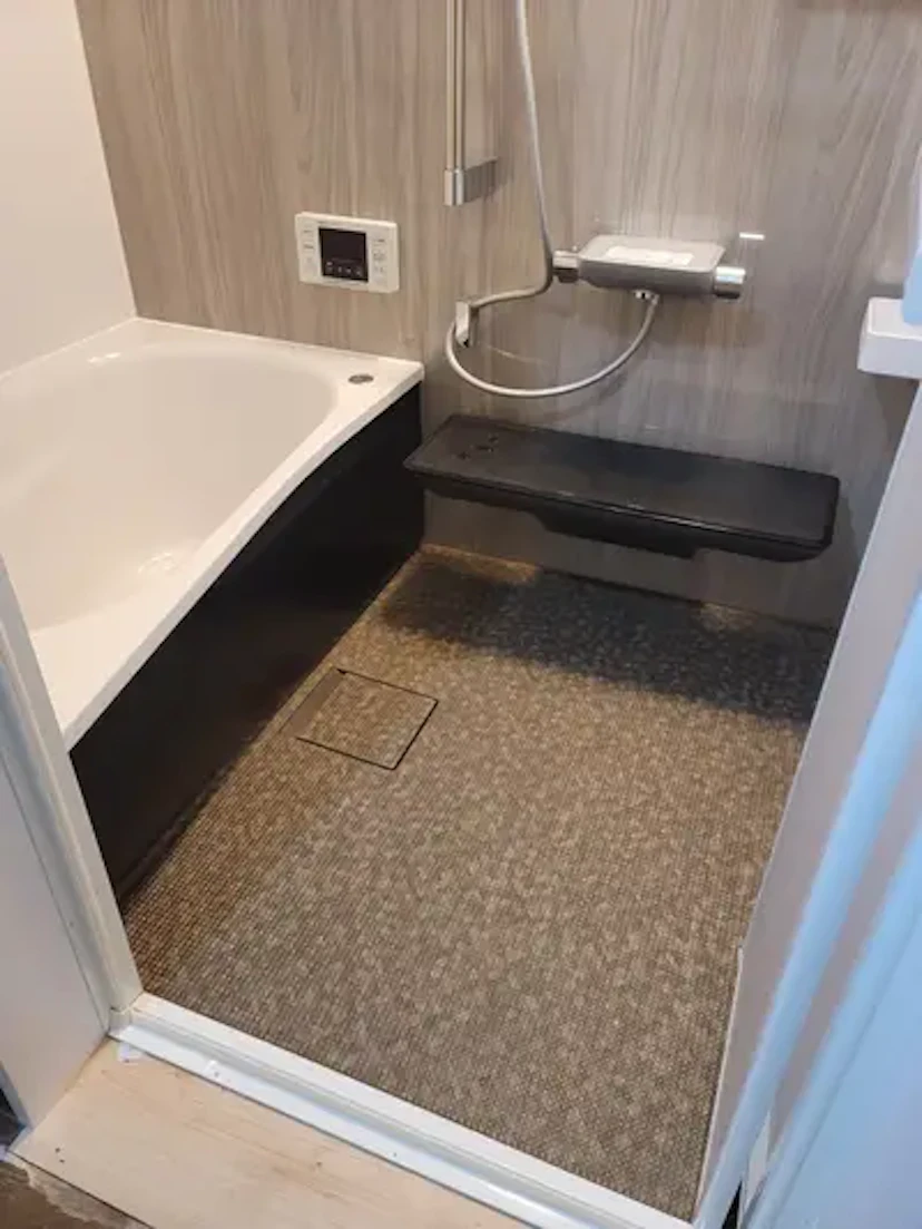 事例4： シャワーの水漏れをきっかけにリフォーム