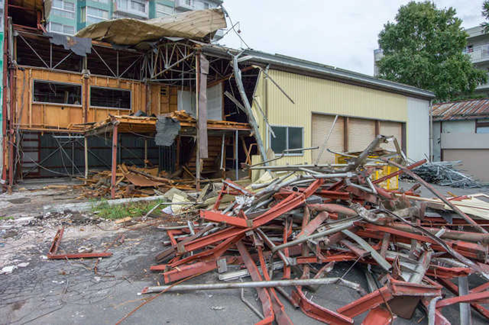 サムネイル:プレハブ解体の費用相場とは?解体の流れや自分で解体する場合についても解説