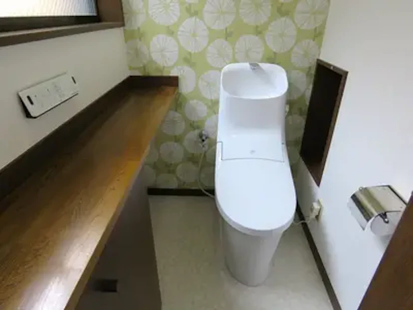 事例3:シンプルなデザインの一体型シャワートイレ