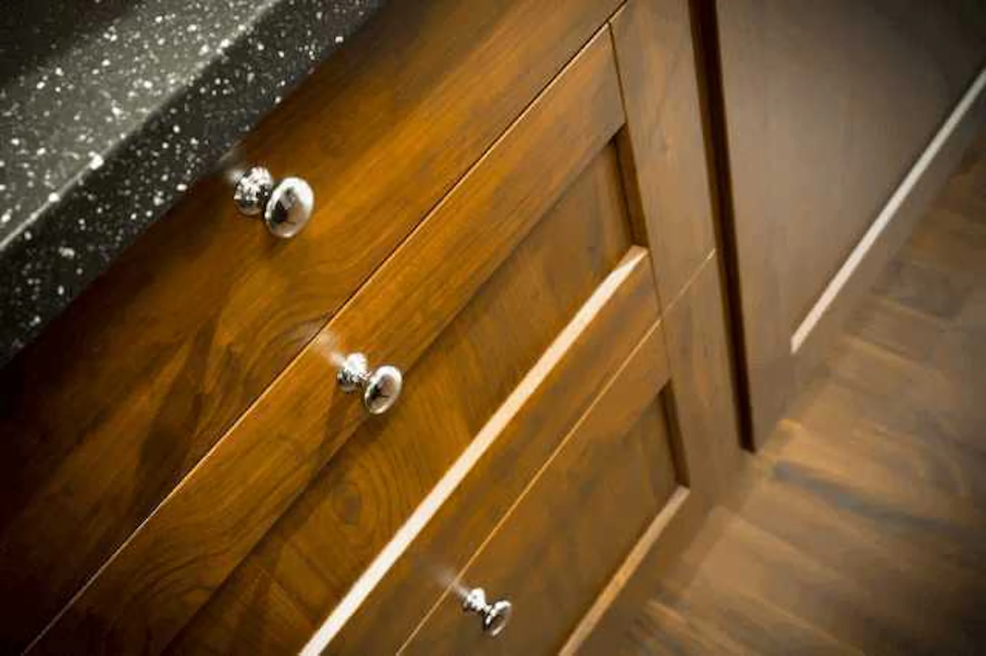 お洒落な取っ手のキッチン扉