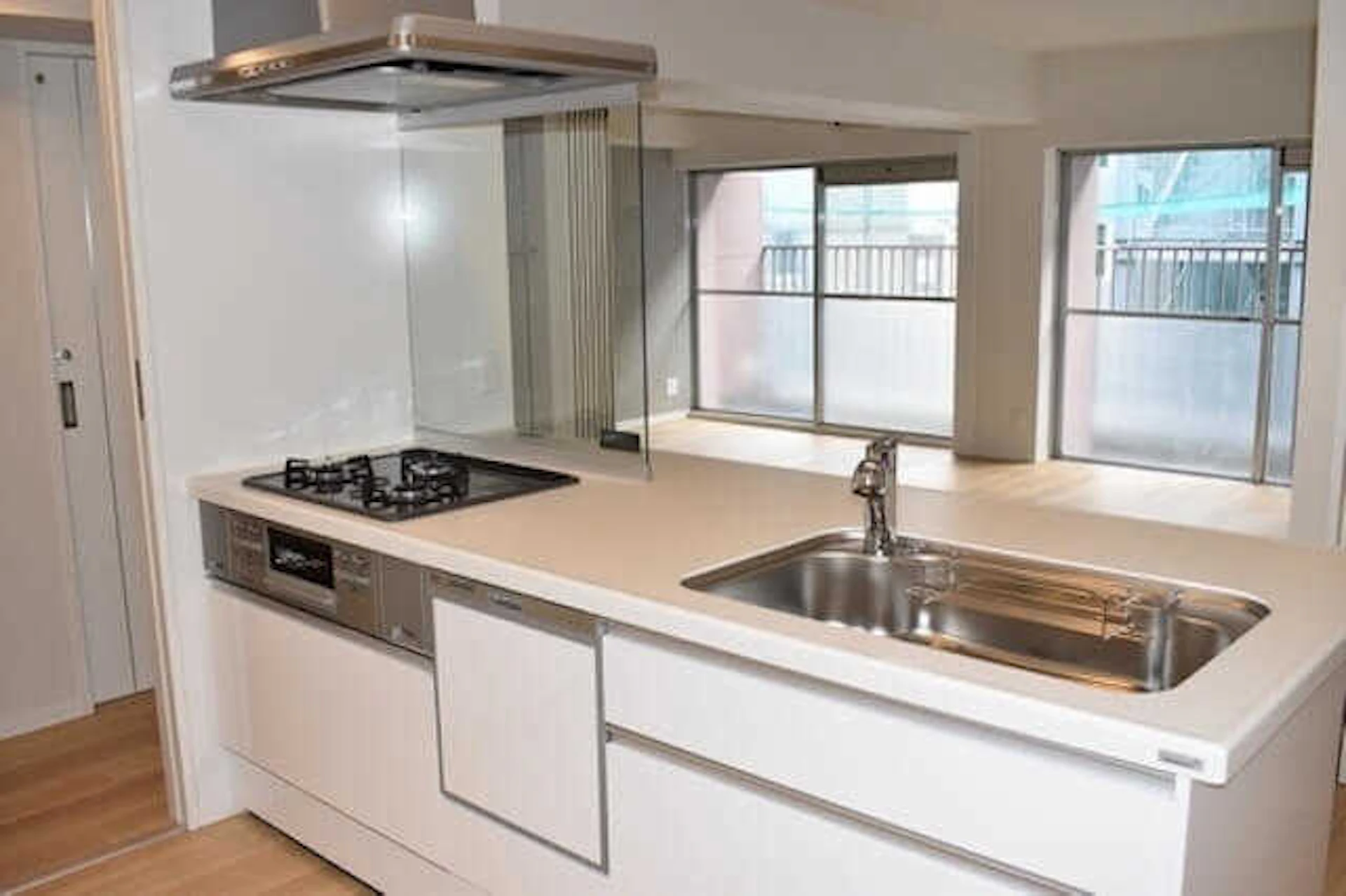 【①圧迫感が気にならないなら、ガラスパネルや腰壁でガード】