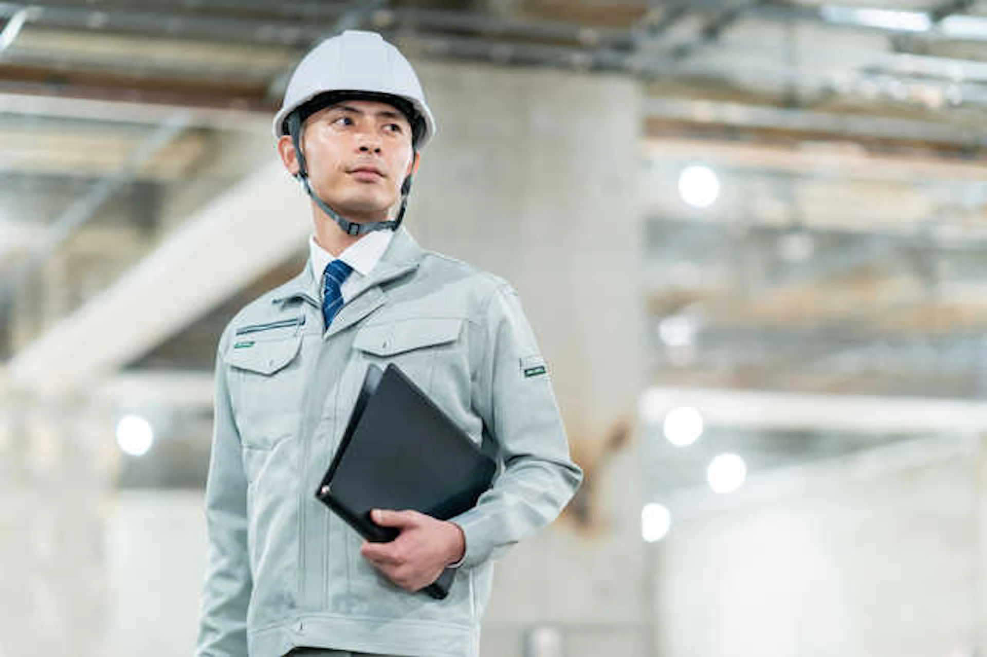 ヘルメットを被る作業員の男性