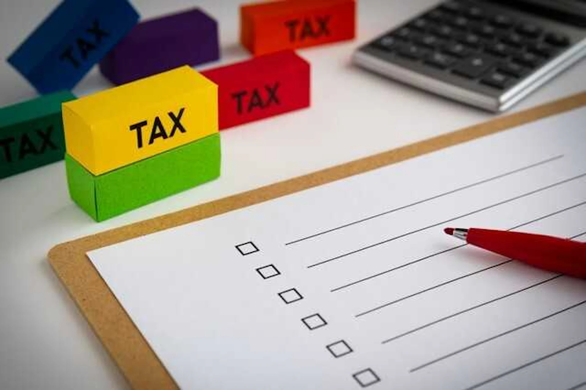 チェックボックス付きの書類と赤鉛筆