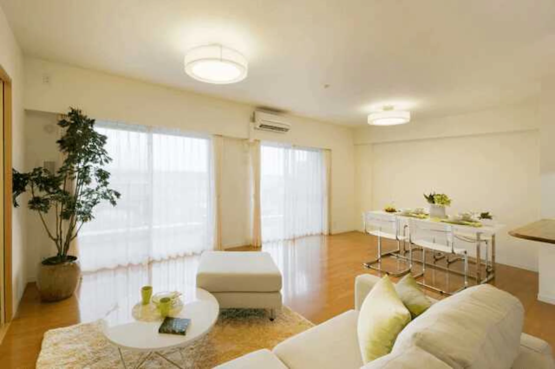 白をベースカラーとする