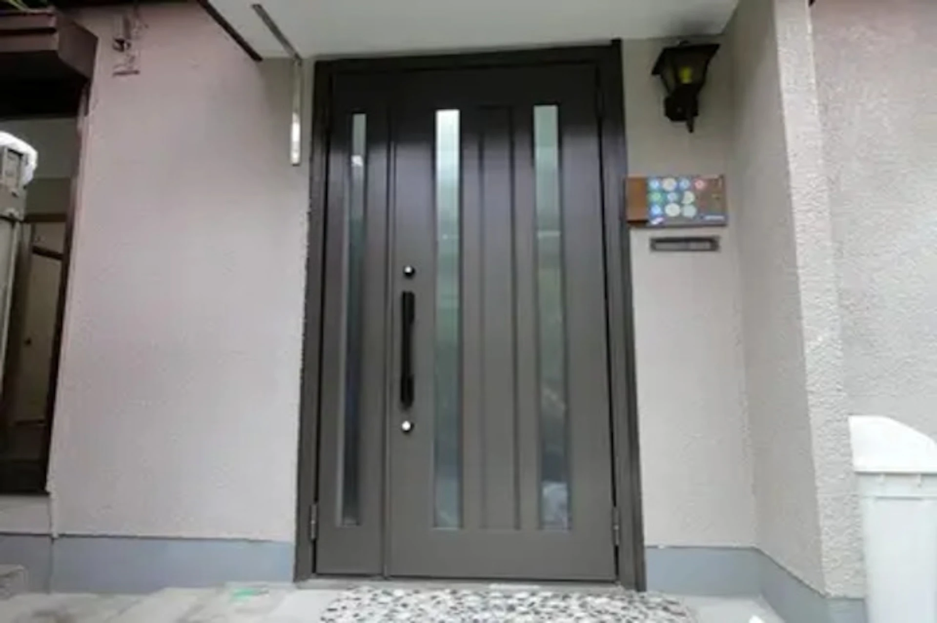防犯性の高い玄関ドアに交換した施工事例