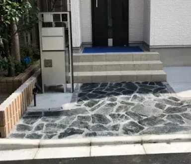 ブラックの玄関