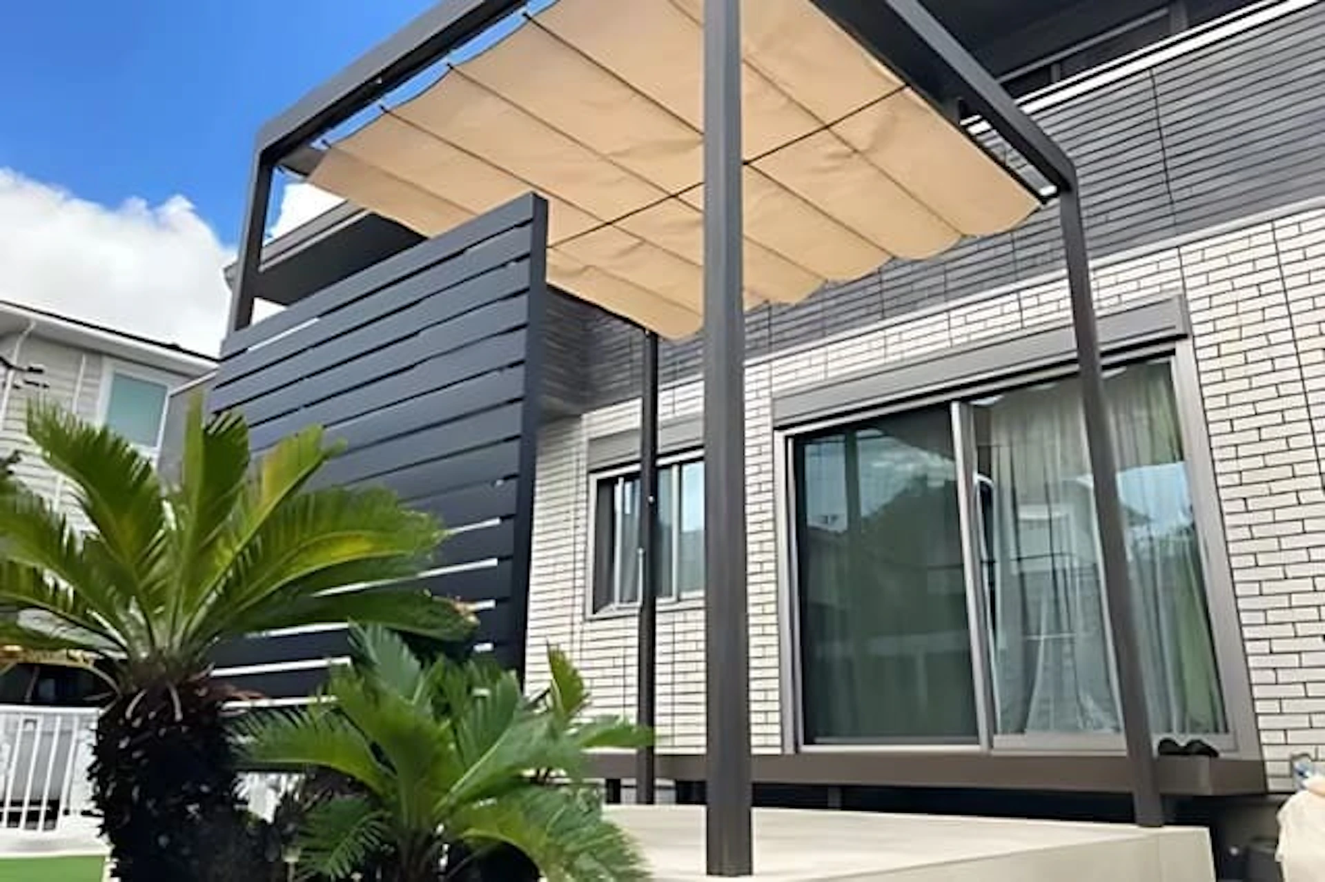 開閉式のシェードで日差し対策