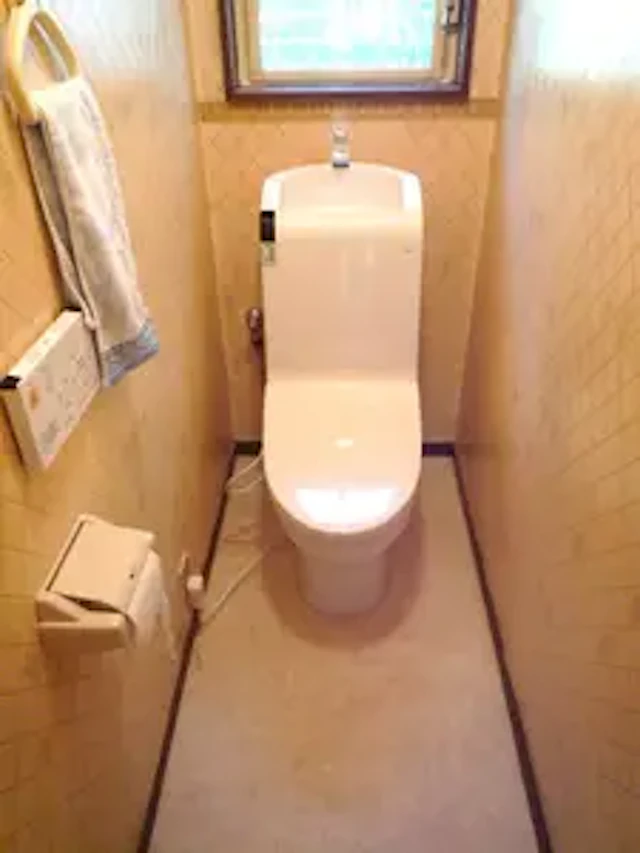 事例2:インテリア性の高いデザインの一体型ウォシュレットトイレに
