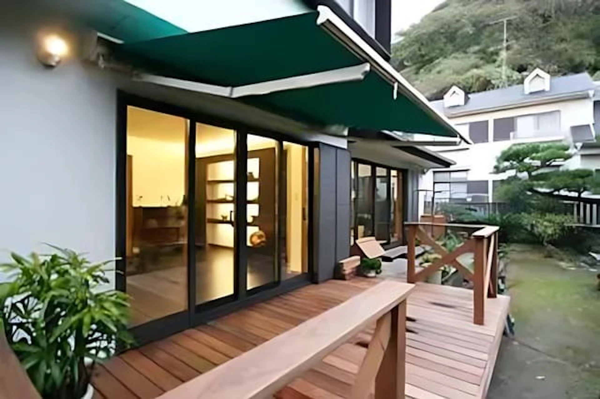 オーニングを取り付けたウッドデッキ