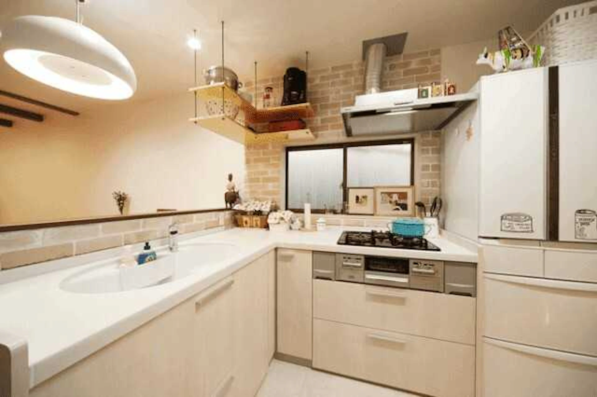 L型レイアウトの北欧風ペニンシュラキッチン