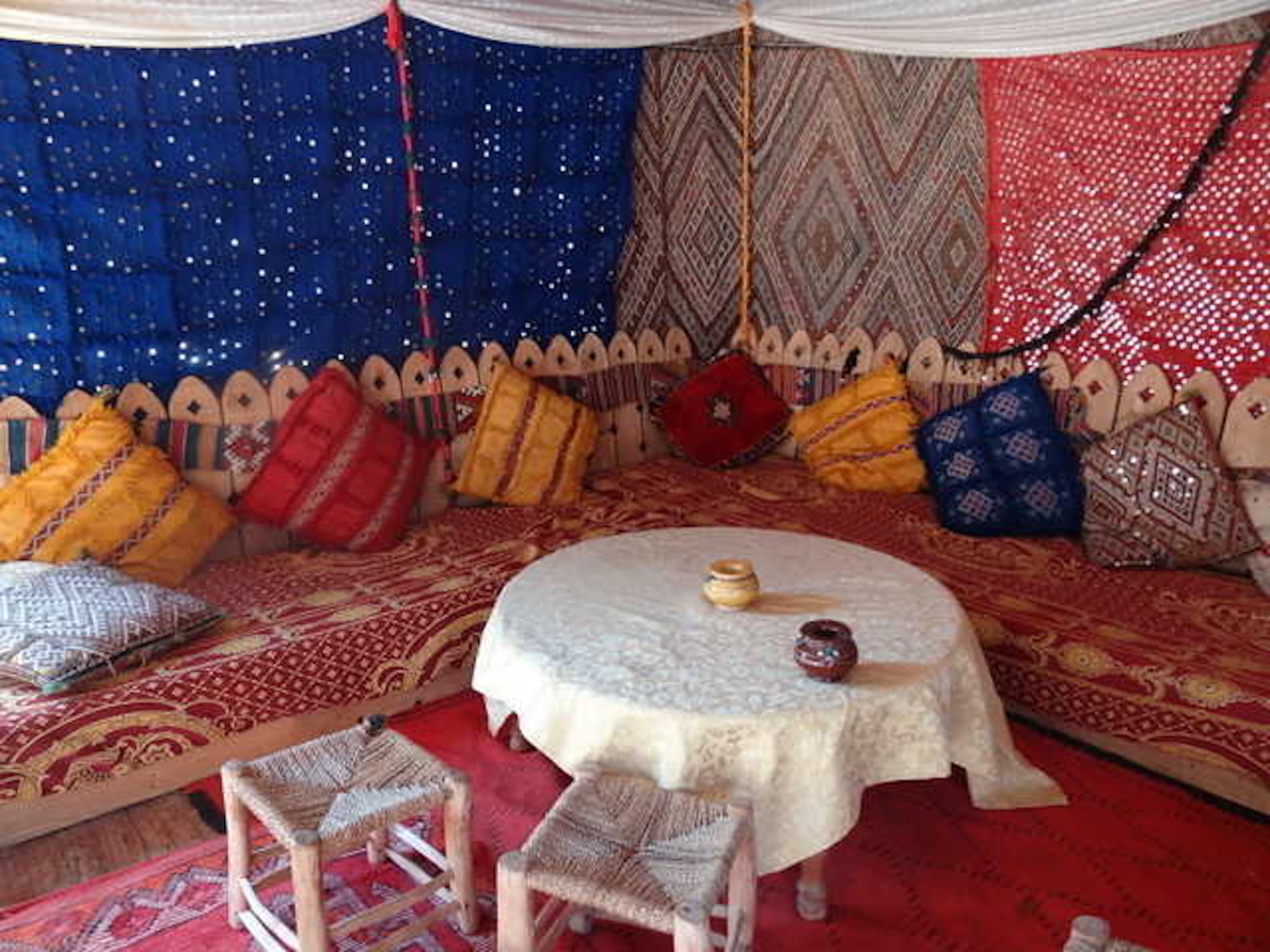 クッションをたくさん取り入れる