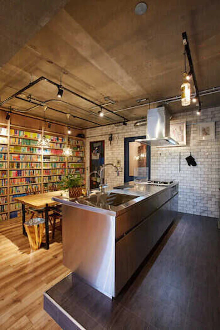 ⑦おしゃれなアイランドキッチンがある、図書館風のLDK