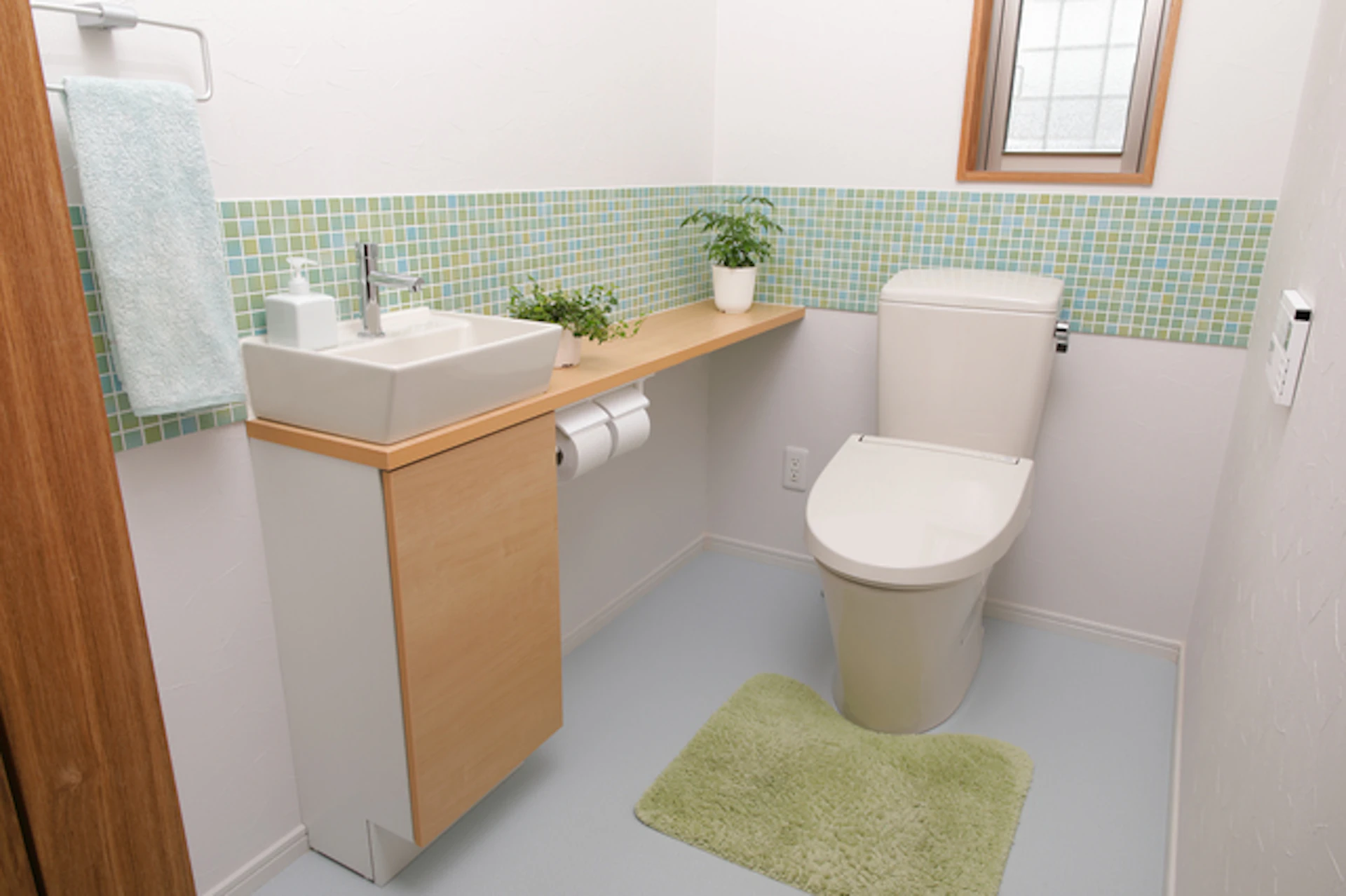 木彫の手洗い台がついたトイレ