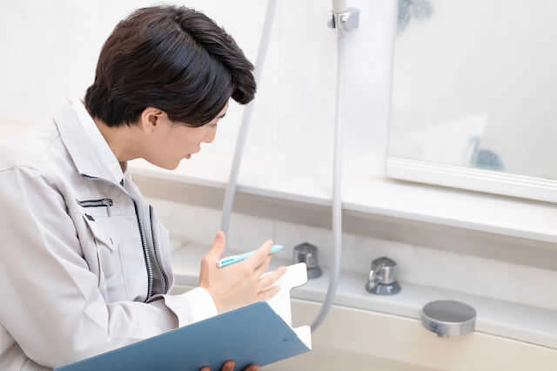 浴室点検をする作業員の男性