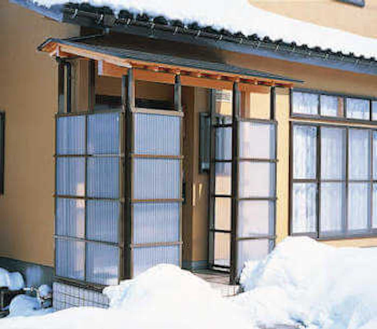 ②窓ガラスが割れるのを防ぐ、雪囲いパネルの設置