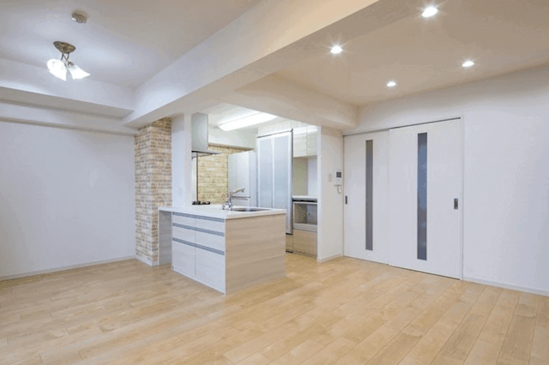 事例6 背面収納も充実の対面式キッチン