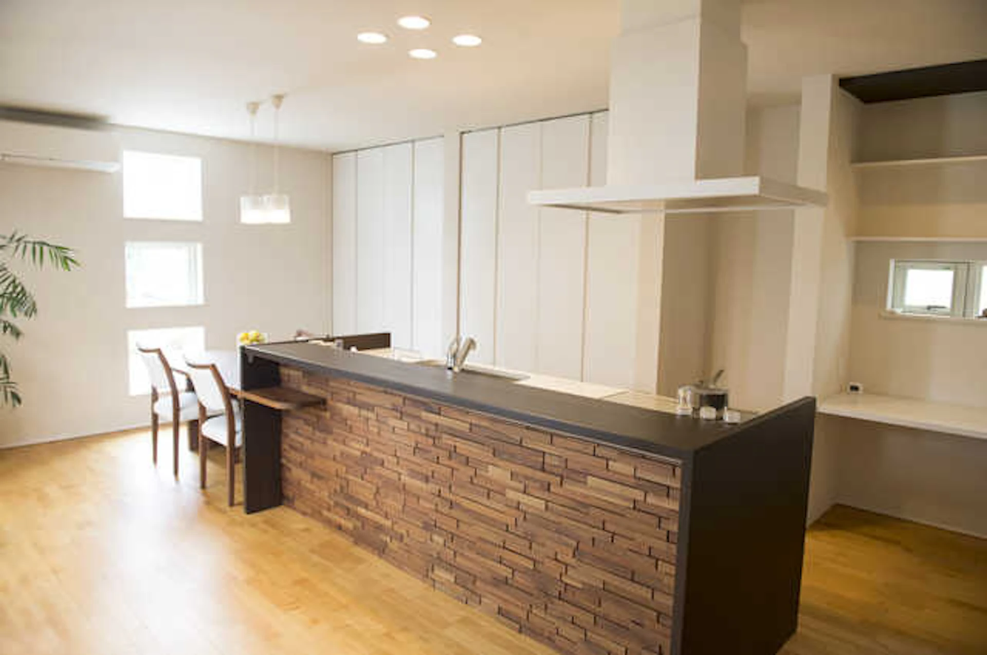 左右両側から出入りができるように