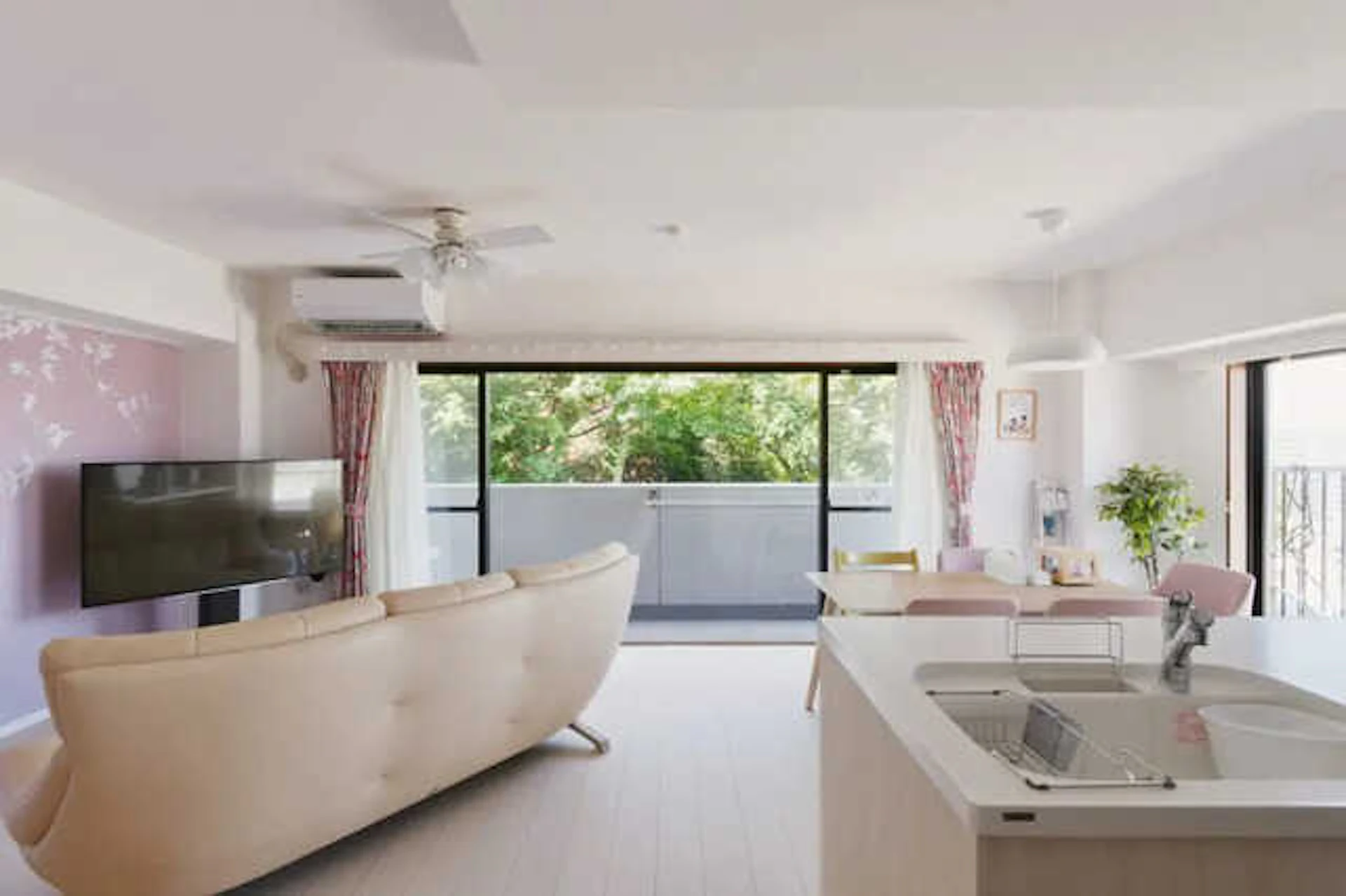 閉鎖的なキッチンを開放的な空間に