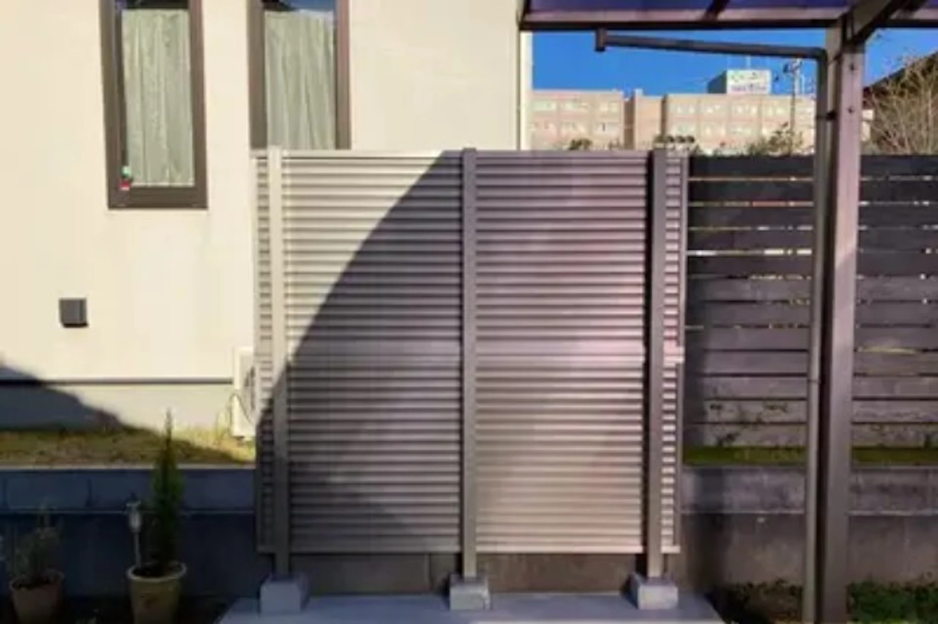 事例1 隣の家との間に目隠しとなるフェンスを設置