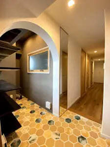 アーチの下がり壁で明るい印象の玄関に