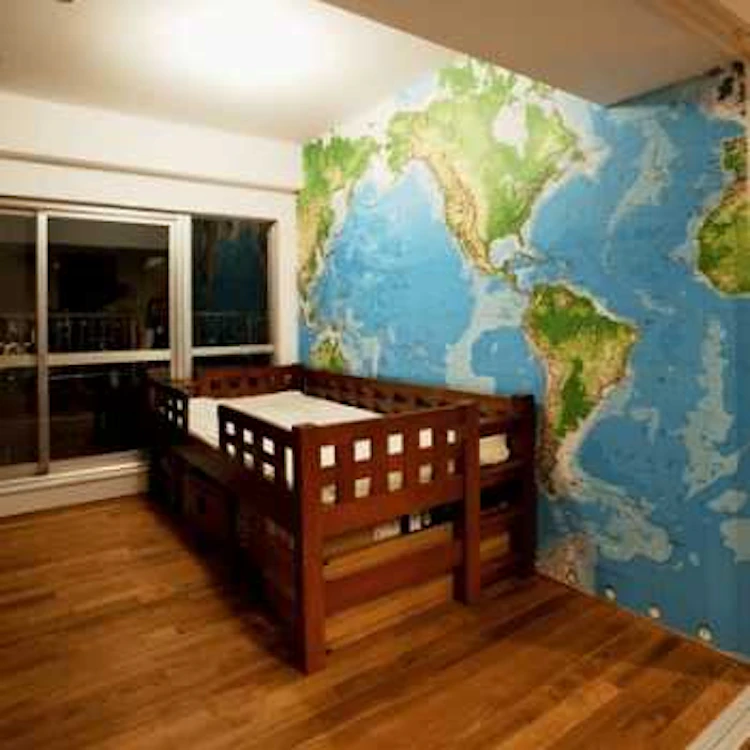 勉強好きの子なら世界地図のアクセント壁紙でも◎