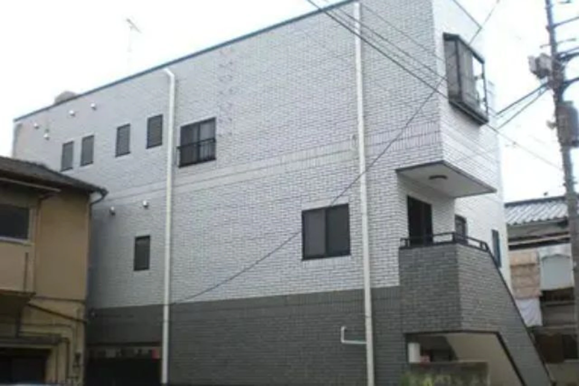 事例4 軽量セラミックタイルを全面施工