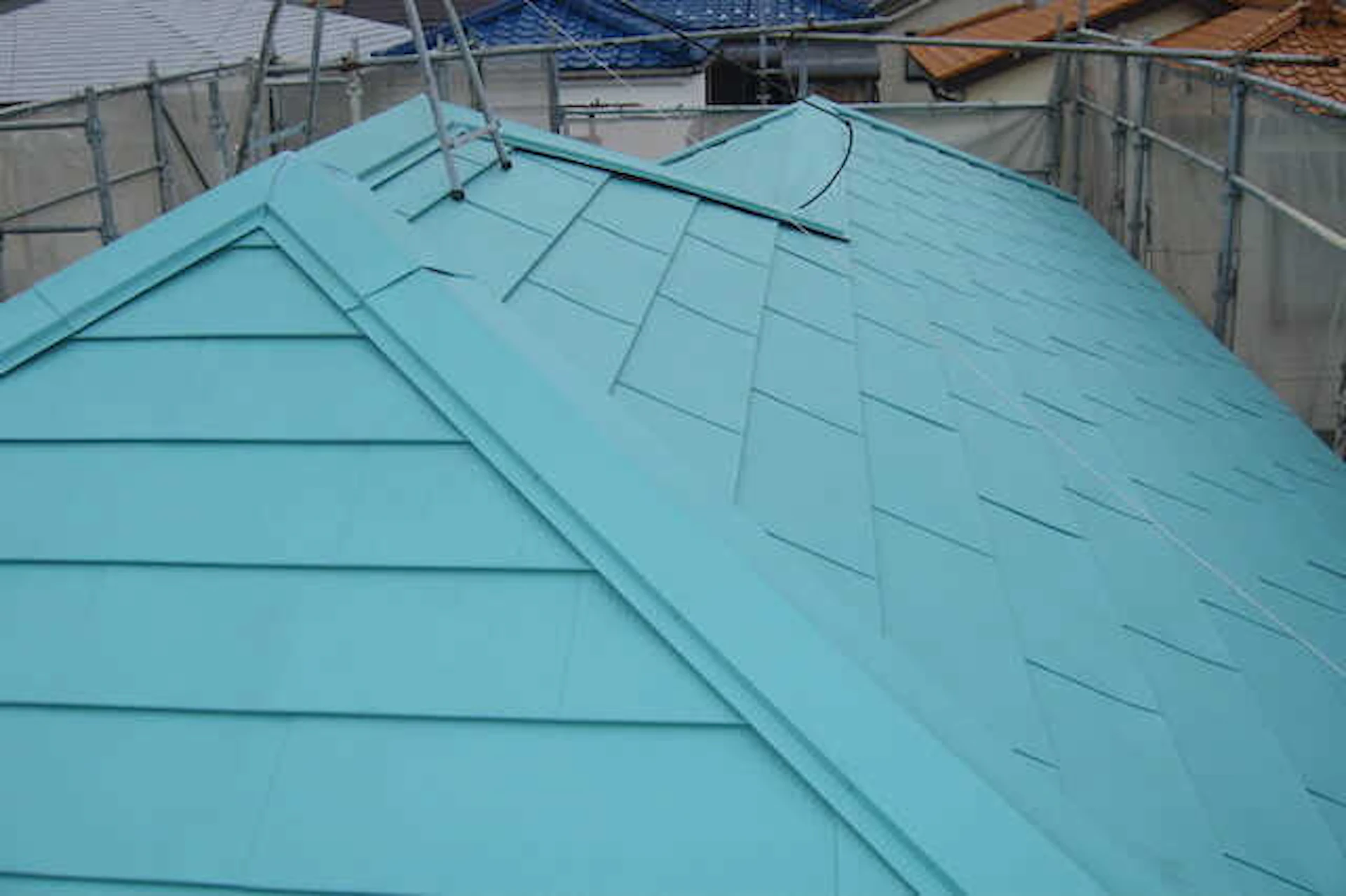 カラーベストの上にガルバリウム屋根を重ね葺き