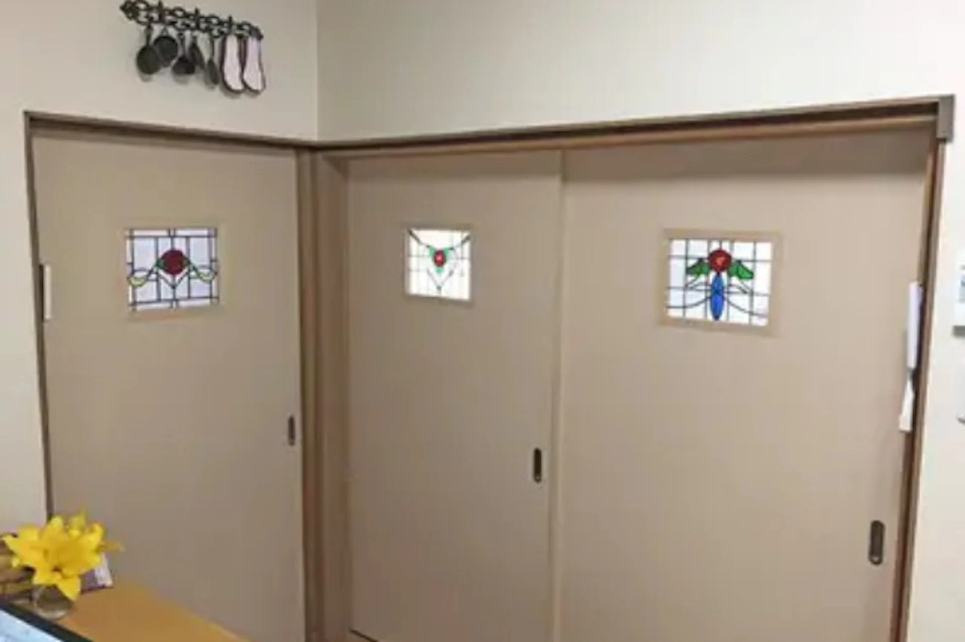 引き戸の小窓にステンドグラスを設置した事例