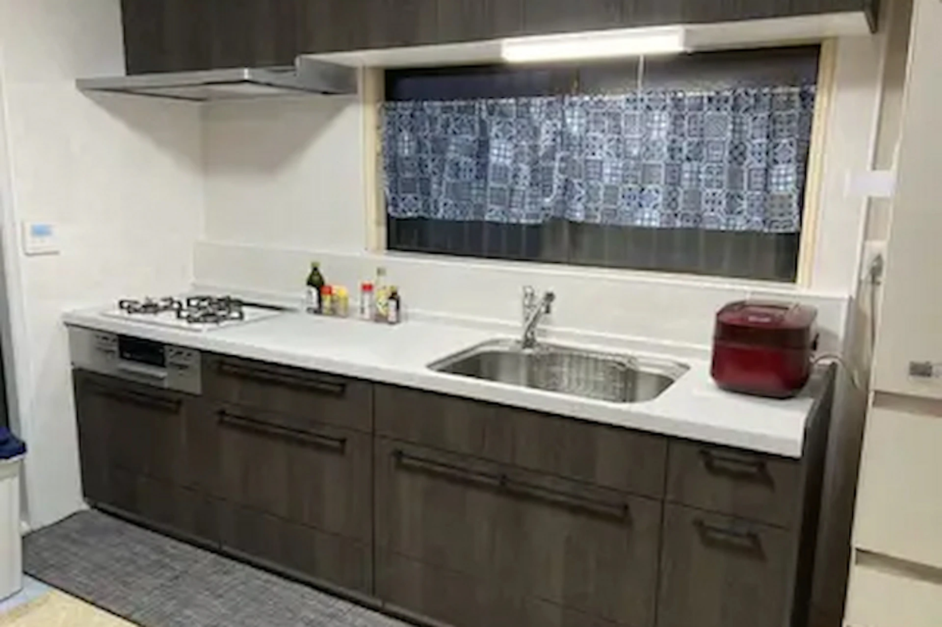 事例1：パネルでガラっと印象を変えて明るい雰囲気に