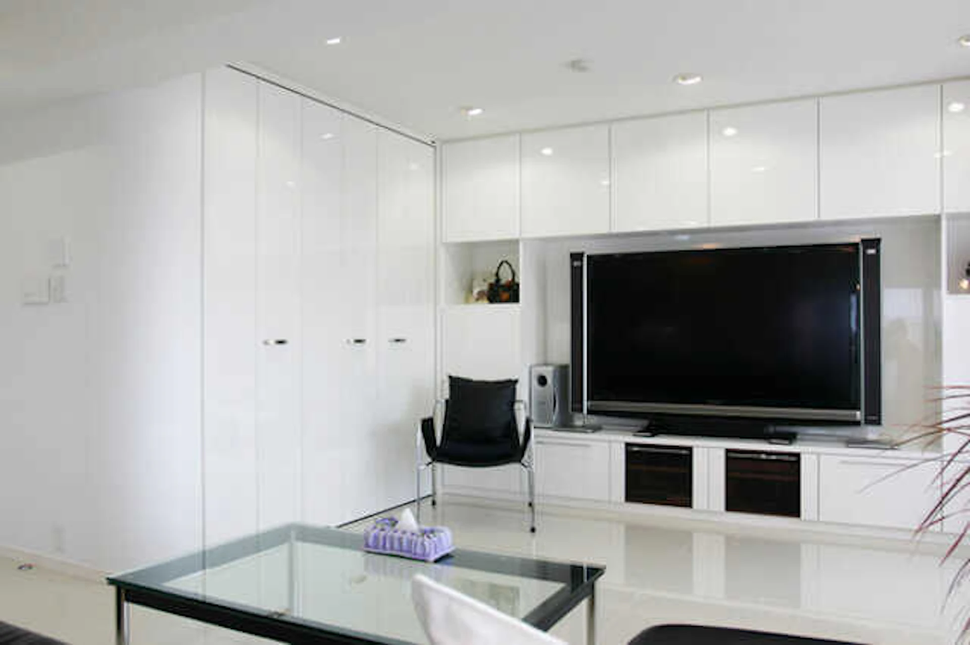 ⑩シックな対面式キッチンや床暖房のあるLDK