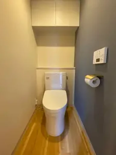 アクセントクロスを取り入れたシンプルなトイレ