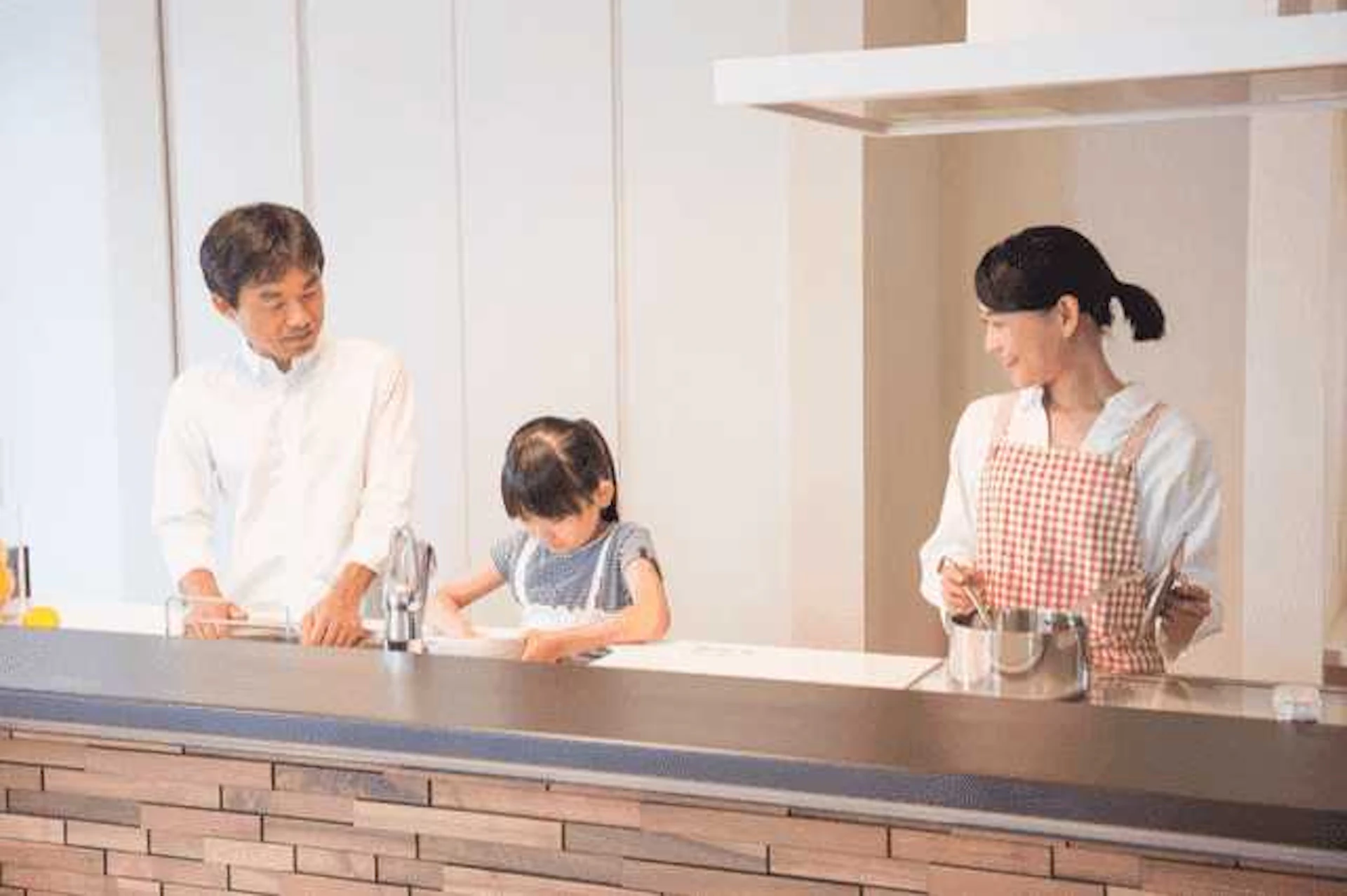 キッチン通路幅は何cmが理想？"広すぎた""狭い"などの体験談まとめ＆失敗しないためのコツ