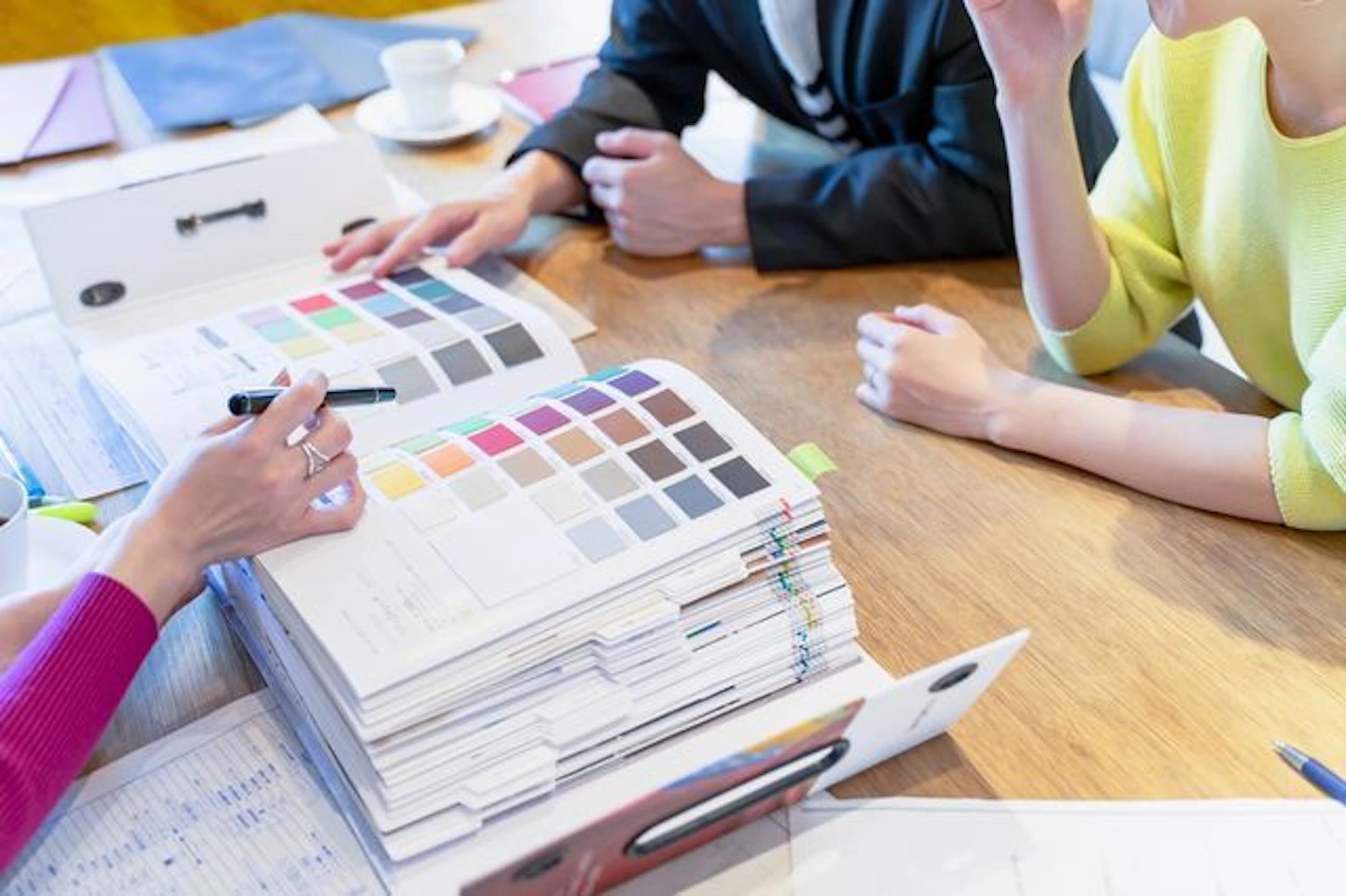 外壁塗装の色見本帳を見ながら家族で話し合っている