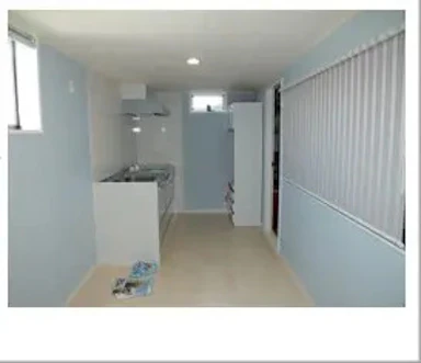 スリットから漏れる光とシックなトイレ