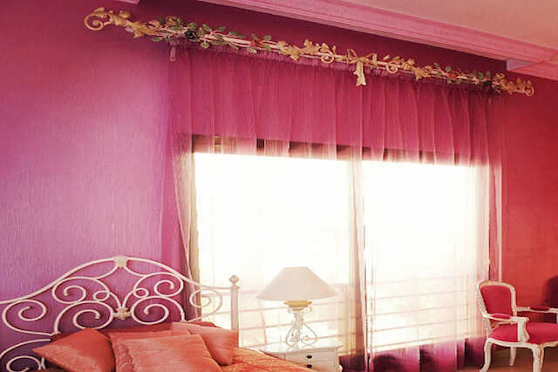 カラフルなカーテンロッド