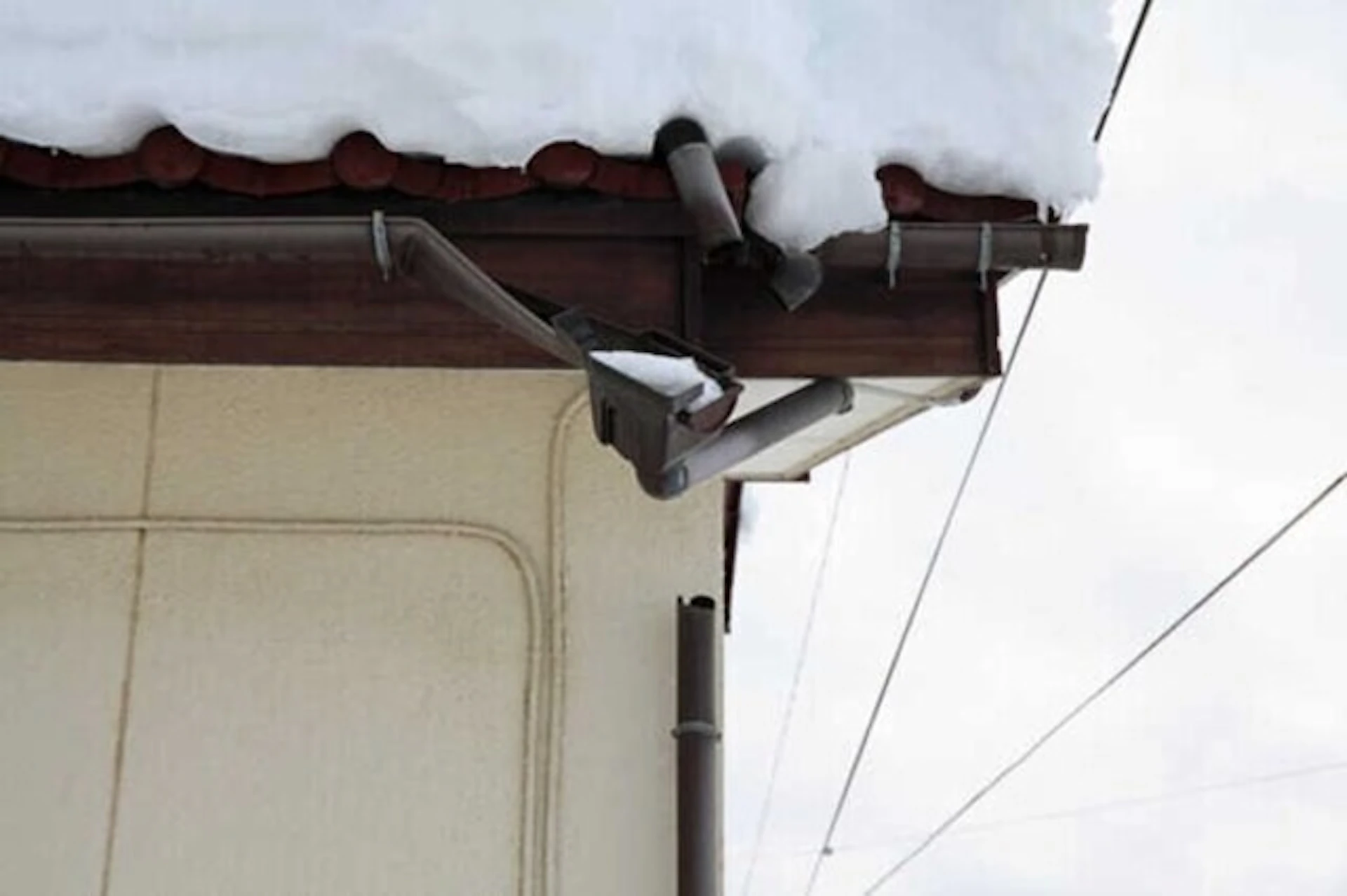 雪が積もった屋根と雨樋