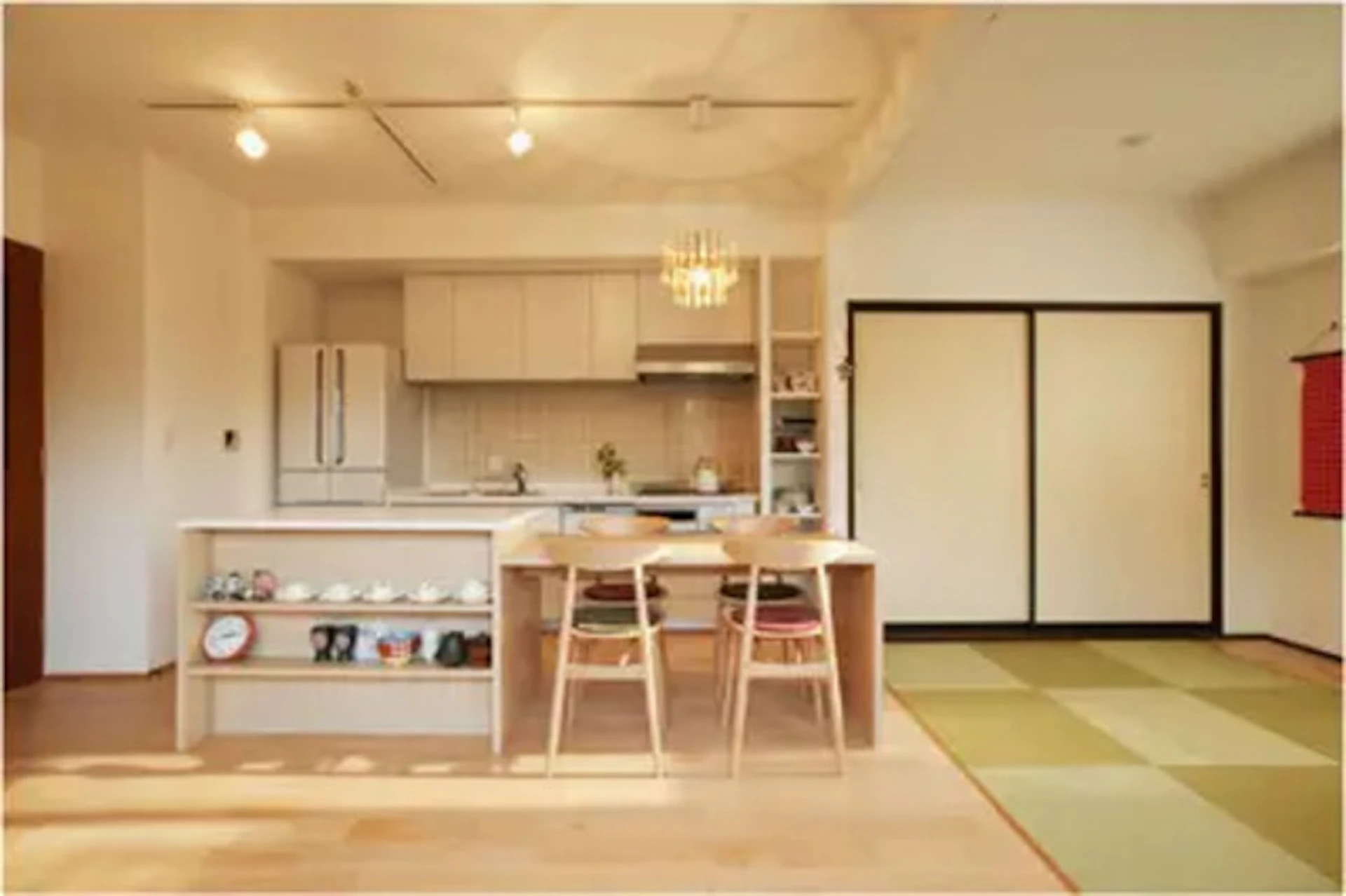 和を添えた優しい色合いの和モダンリビングのリフォーム実例