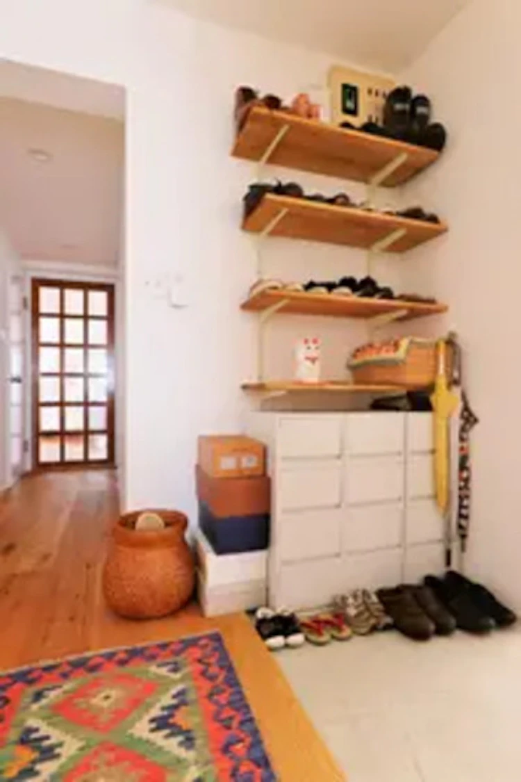 事例12:オープン棚を作って見せる収納がある玄関