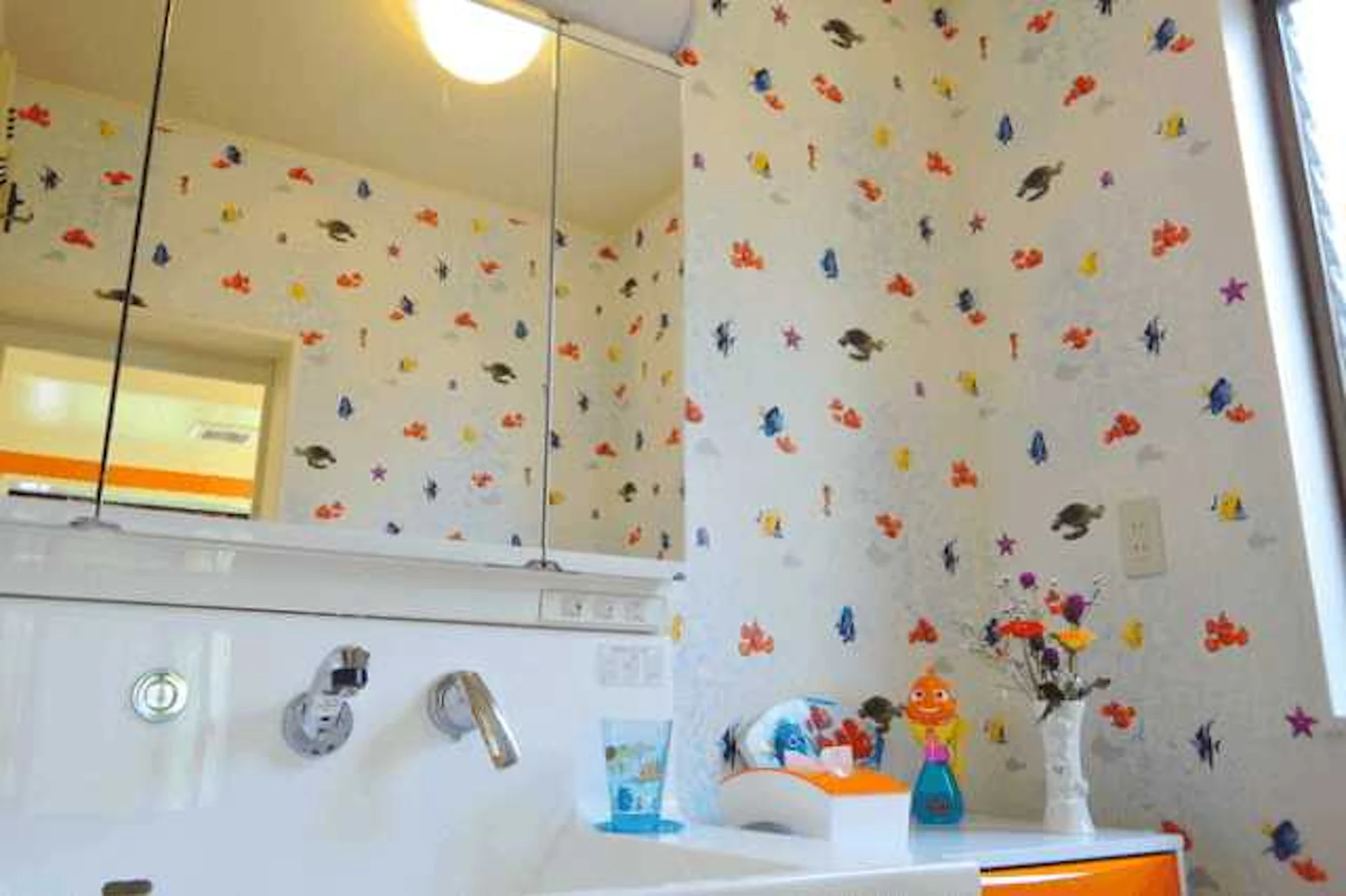 洗面所・脱衣所にピッタリの壁紙の選び方！張り替え費用・おしゃれなコーディネート実例