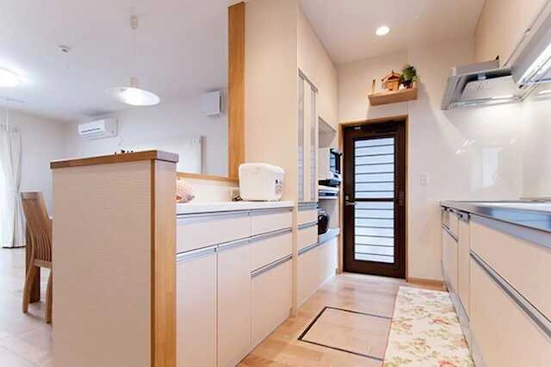 2. 周囲の色と調和するカラーにする