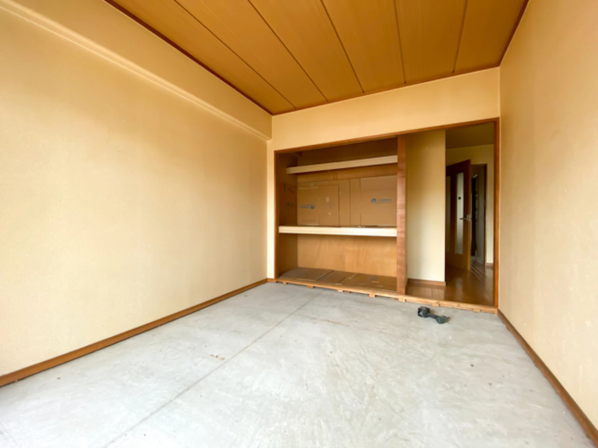 吹きさらしの部屋