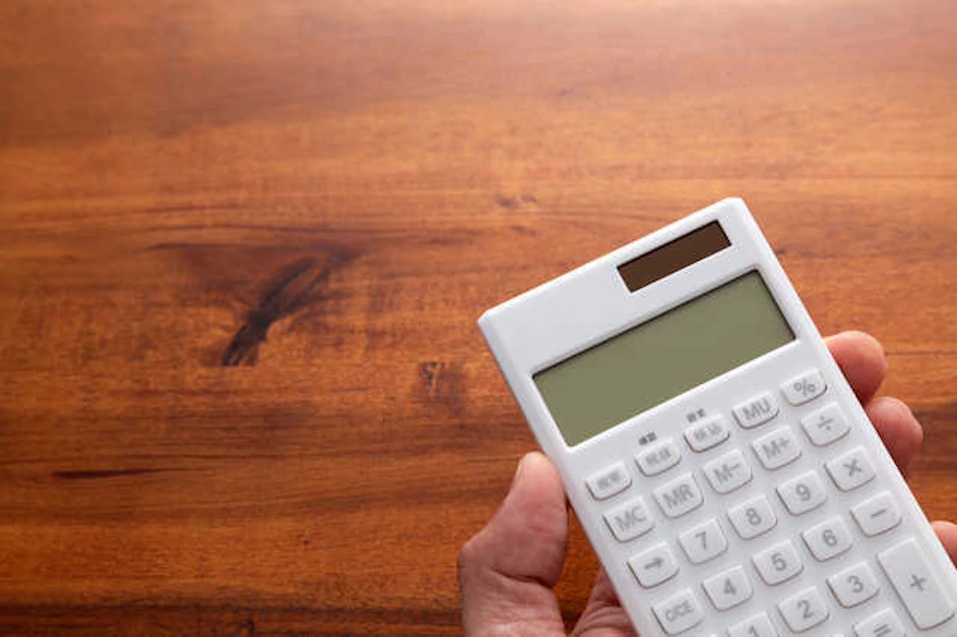 電卓を持った手